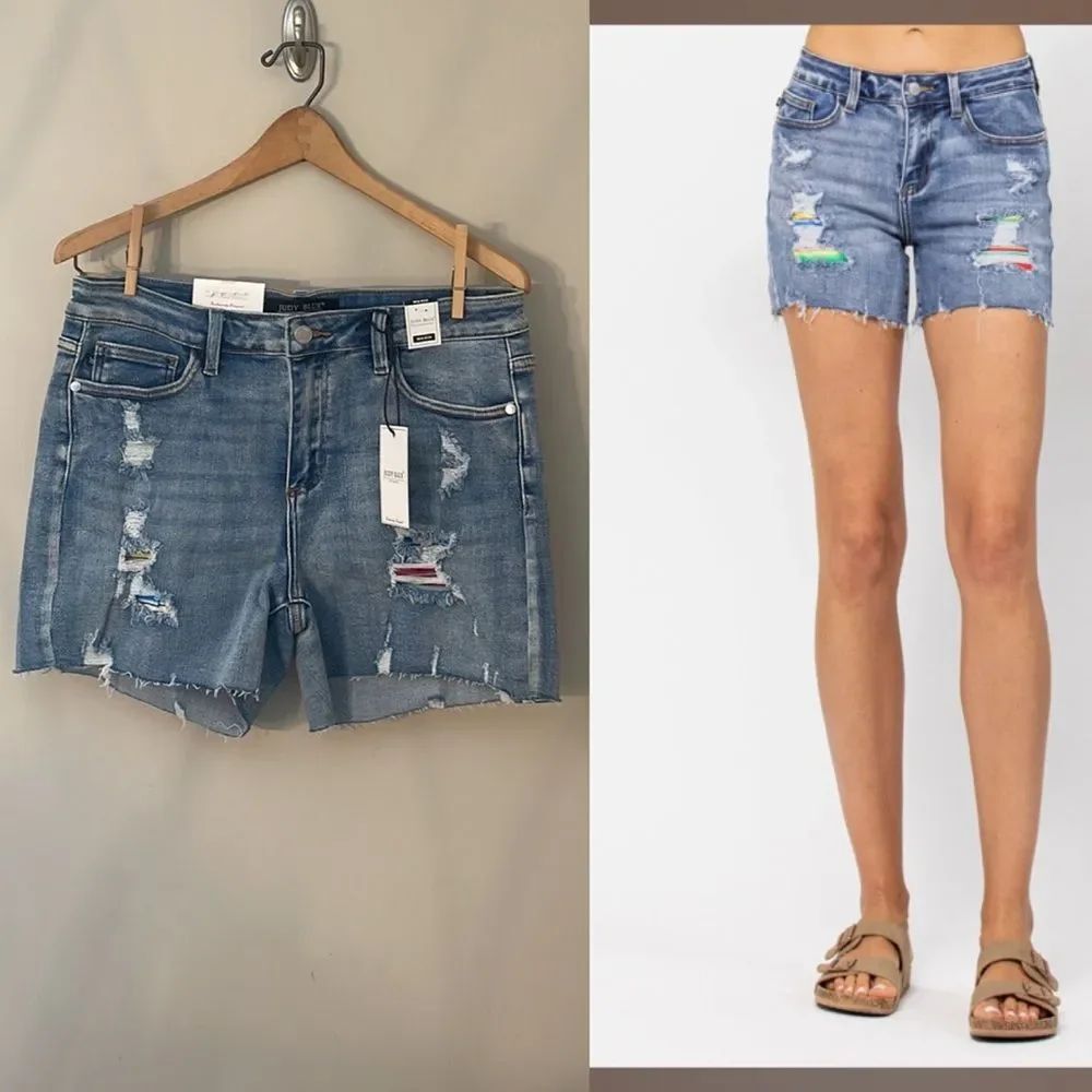 Judy Blue Womens Serape Patch Distressed Denim Shorts Size Large NWT
